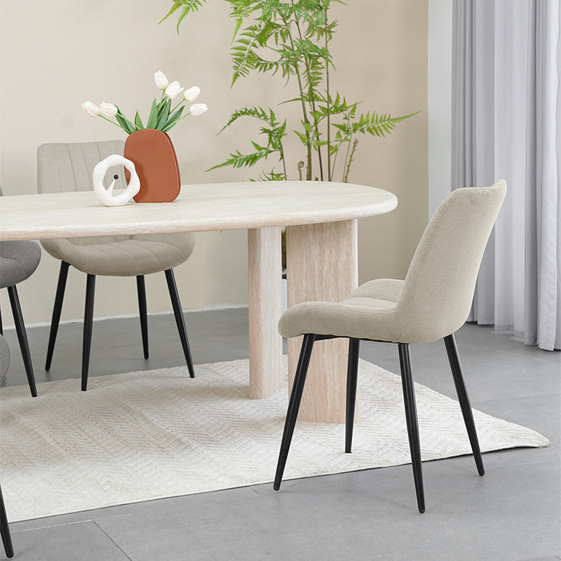 Sedia da pranzo moderna Jarvis in tessuto lino beige con gambe metalliche nere e cuciture decorative