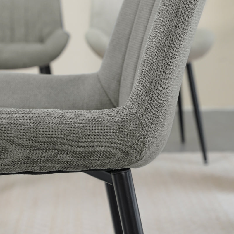 Sedia da pranzo moderna Jarvis in tessuto lino beige con gambe metalliche nere e cuciture decorative