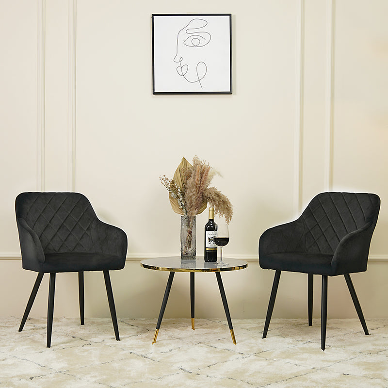 Set di 2 sedie con braccioli Frazer in velluto grigio chiaro, gambe in metallo dorato lucido. Ideali per sale da pranzo moderne o salotti eleganti. Seduta imbottita e struttura resistente.