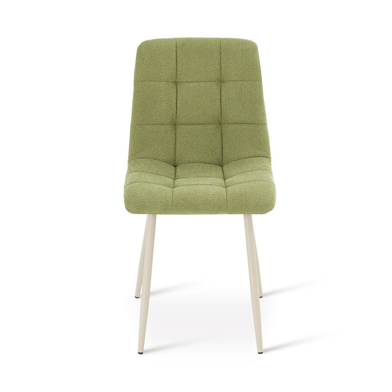 Sedia Aoife accostata a un divano grigio, perfetta per open space