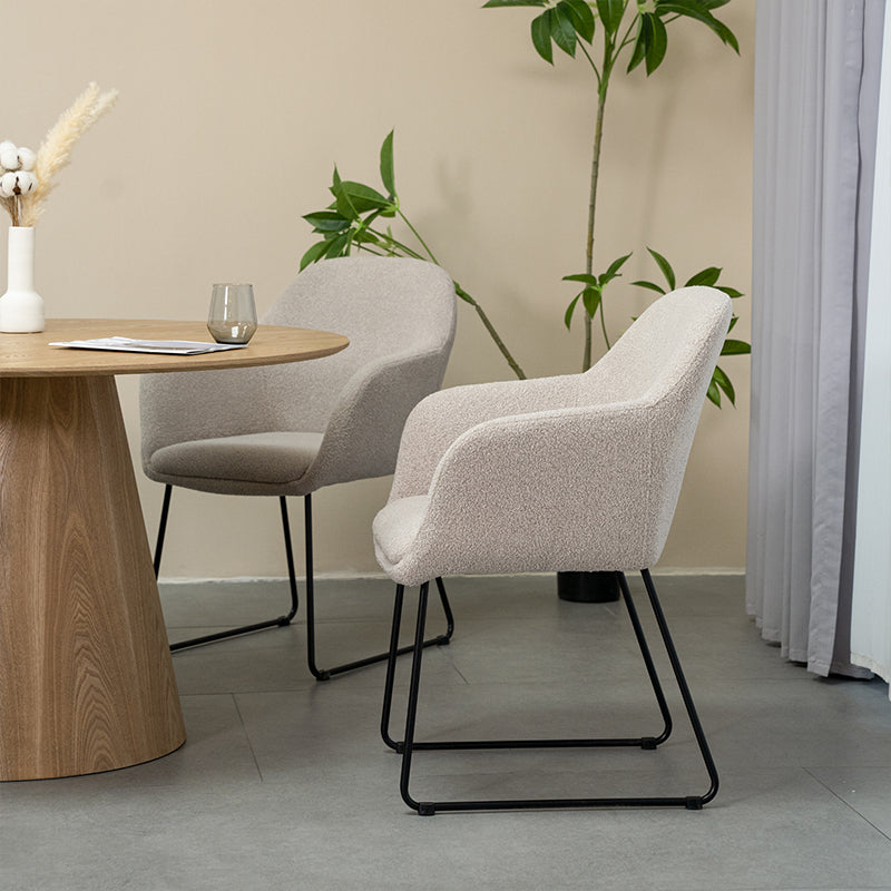 Set di 2 sedie da pranzo Neve UDC22123 in velluto grigio antimacchia con struttura metallica dorata. Altezza seduta 45 cm, peso massimo supportato 120 kg. Ideali per tavoli moderni e salotti eleganti.