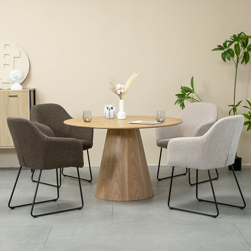 Set di 2 sedie da pranzo Neve UDC22123 in velluto grigio antimacchia con struttura metallica dorata. Altezza seduta 45 cm, peso massimo supportato 120 kg. Ideali per tavoli moderni e salotti eleganti.