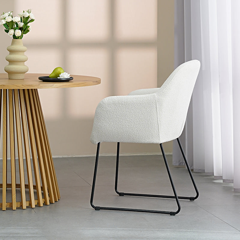 Set di 2 sedie da pranzo Neve UDC22123 in velluto grigio antimacchia con struttura metallica dorata. Altezza seduta 45 cm, peso massimo supportato 120 kg. Ideali per tavoli moderni e salotti eleganti.