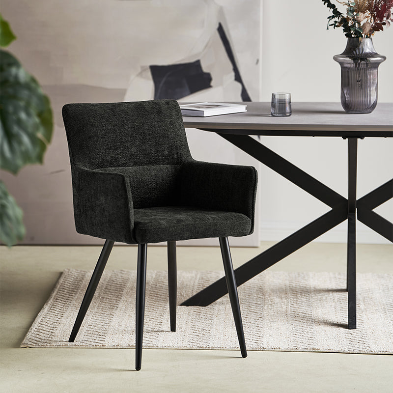 Sedia da pranzo con braccioli in tessuto lino beige, struttura in legno massello e design contemporaneo per interni eleganti