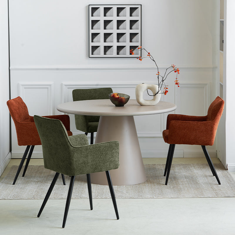 Sedia da pranzo con braccioli in tessuto lino beige, struttura in legno massello e design contemporaneo per interni eleganti