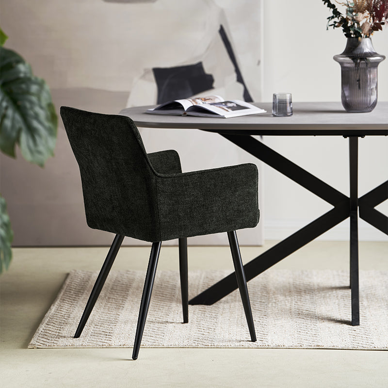 Sedia da pranzo con braccioli in tessuto lino beige, struttura in legno massello e design contemporaneo per interni eleganti