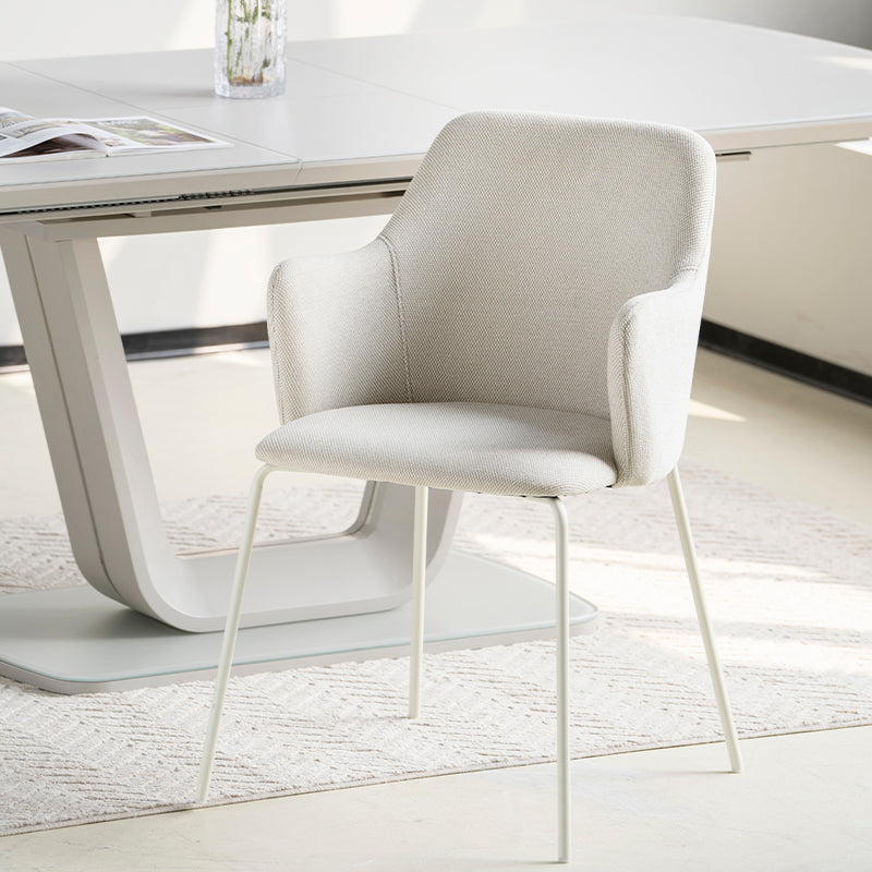 Due sedie Dahlia accostate a un tavolo in legno chiaro in uno stile nordico