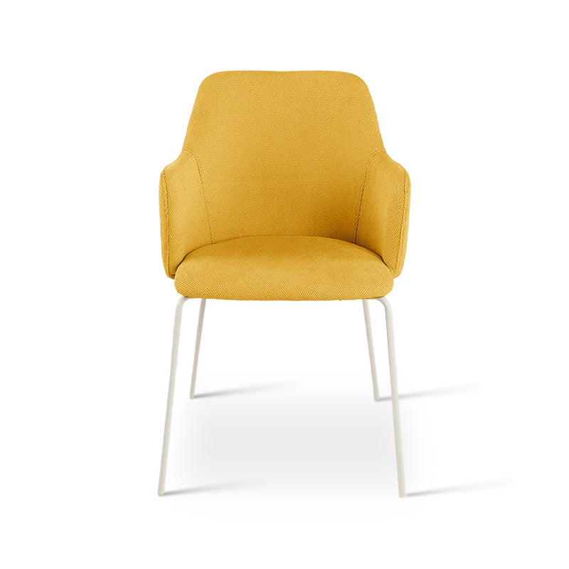 Due sedie Dahlia accostate a un tavolo in legno chiaro in uno stile nordico