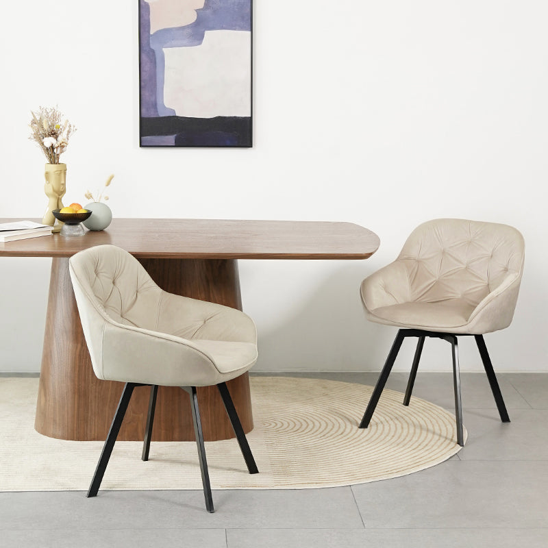 Due sedie da pranzo girevoli Keaton in tonalità beige, con design ergonomico e protezioni per il pavimento, perfette per ambienti moderni