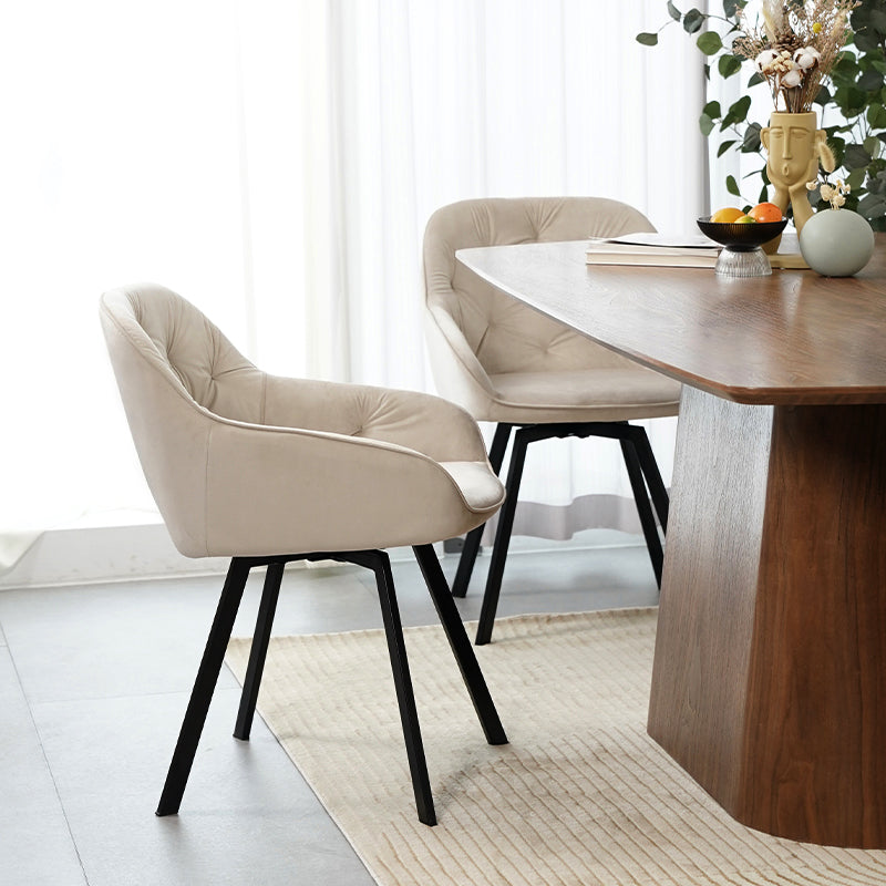 Due sedie da pranzo girevoli Keaton in tonalità beige, con design ergonomico e protezioni per il pavimento, perfette per ambienti moderni