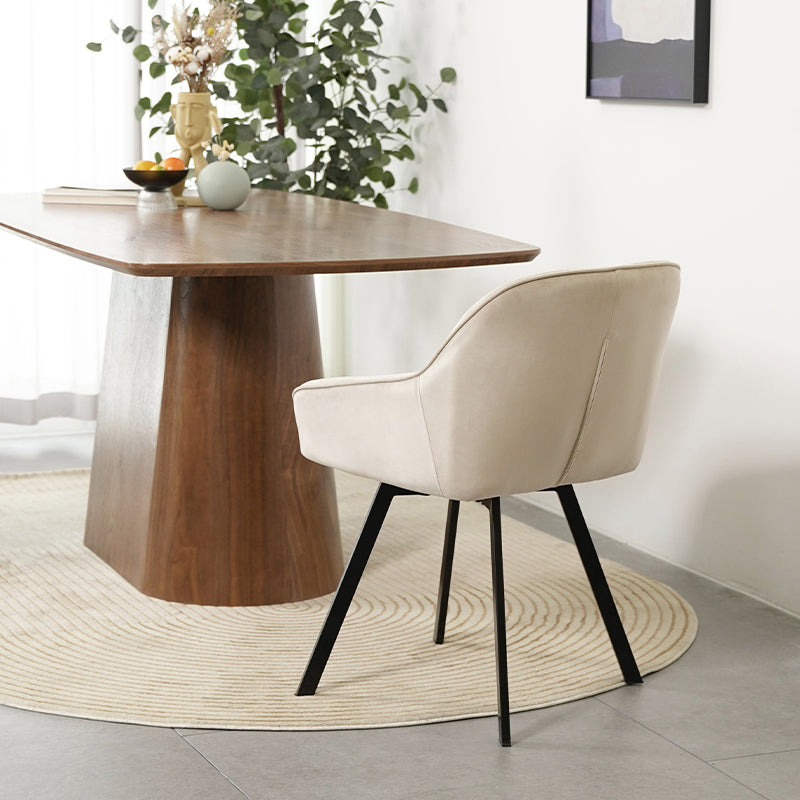 Due sedie da pranzo girevoli Keaton in tonalità beige, con design ergonomico e protezioni per il pavimento, perfette per ambienti moderni
