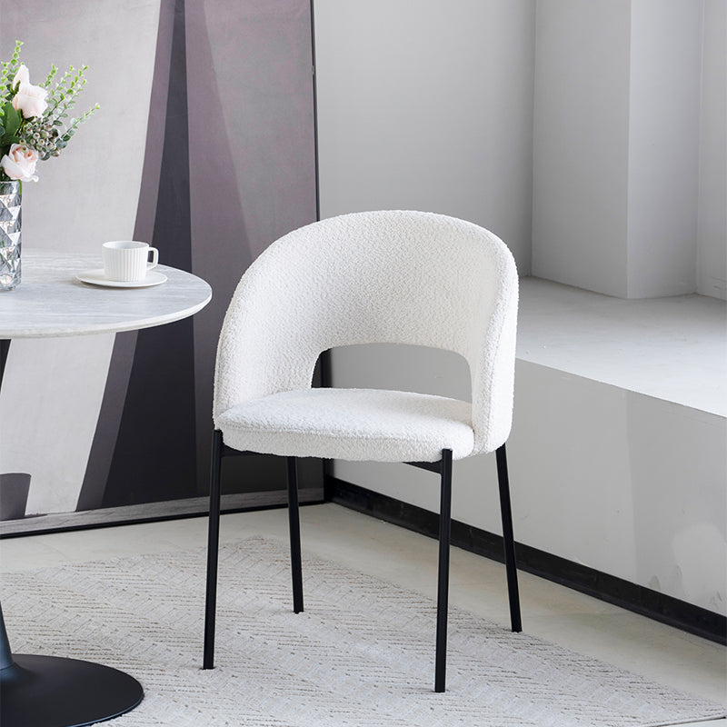 Set di 2 sedie da pranzo Esme in tessuto bouclé beige con gambe nere metalliche, stile scandinavo moderno