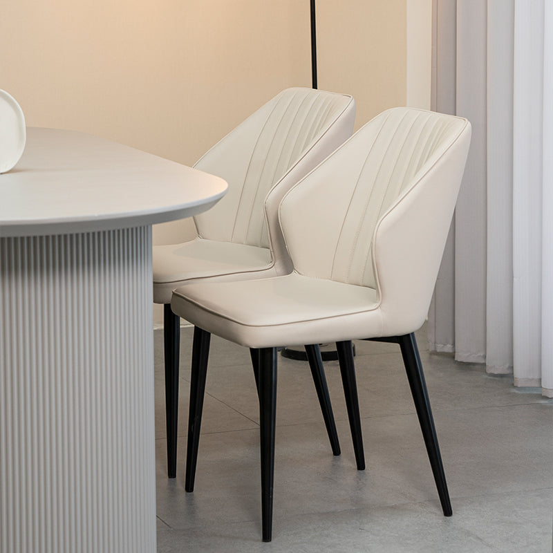 Set di 2 sedie da pranzo Aleena in pelle PU nera con gambe metalliche - design contemporaneo OFCASA,Schienale ergonomico sedia Aleena - supporto lombare per lunghe serate,Gambe in metallo delle sedie Aleena - stabile e resistente,Sedie Aleena imballate singolarmente - facile montaggio incluso