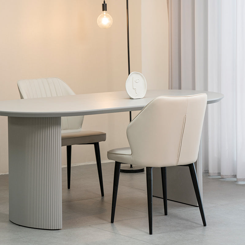 Set di 2 sedie da pranzo Aleena in pelle PU nera con gambe metalliche - design contemporaneo OFCASA,Schienale ergonomico sedia Aleena - supporto lombare per lunghe serate,Gambe in metallo delle sedie Aleena - stabile e resistente,Sedie Aleena imballate singolarmente - facile montaggio incluso