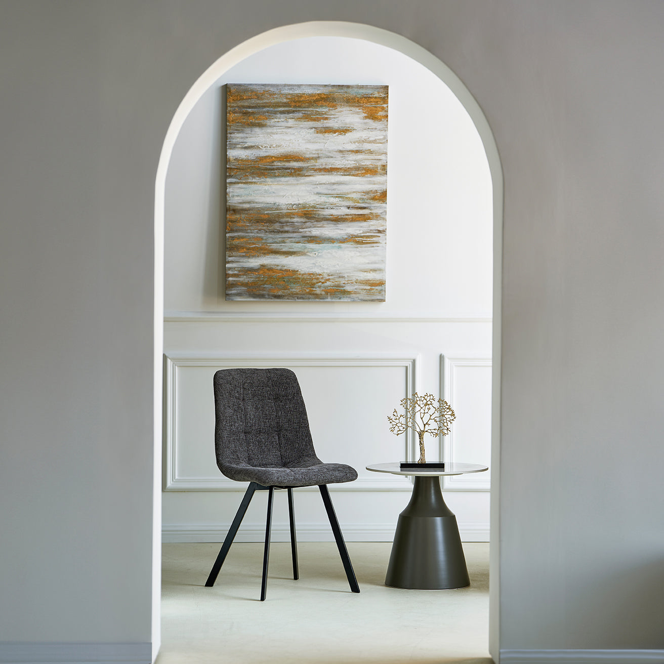 Quattro sedie Aoife attorno a un tavolo da pranzo moderno, che creano un'atmosfera accogliente e sofisticata