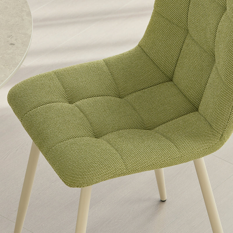 Set di 4 sedie Aoife attorno a un tavolo in legno chiaro, stile nordico