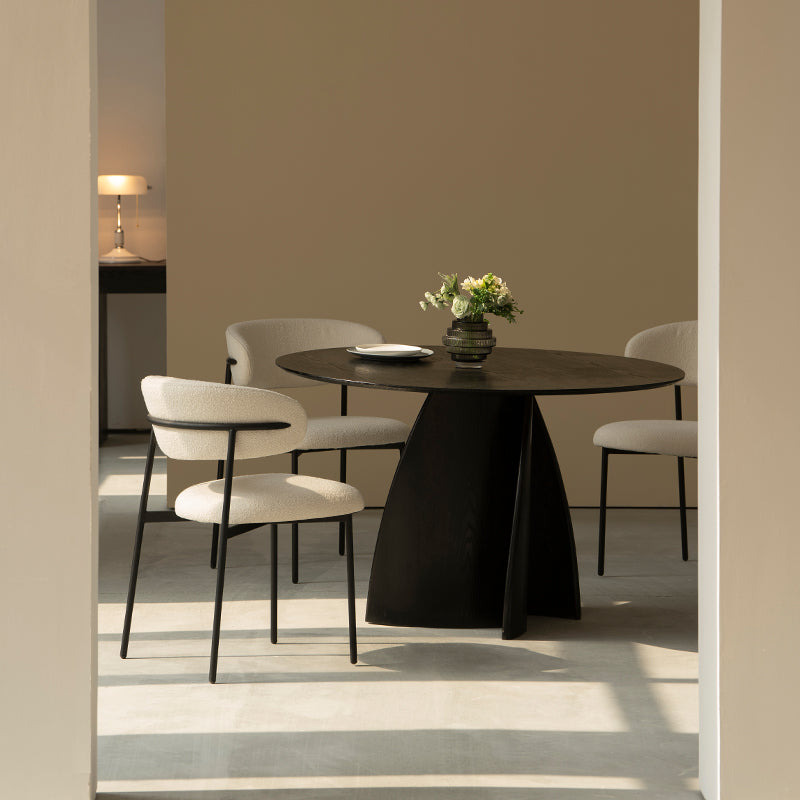 Quattro sedie Zahra in tessuto bouclé attorno a un tavolo da pranzo, design minimalista e neutro