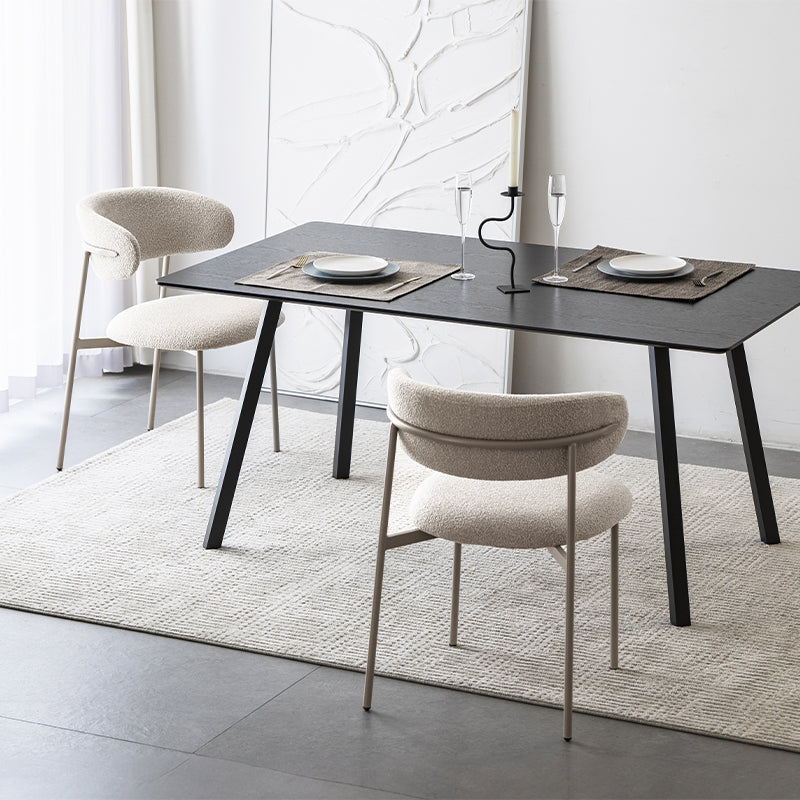 Quattro sedie Zahra in tessuto bouclé attorno a un tavolo da pranzo, design minimalista e neutro