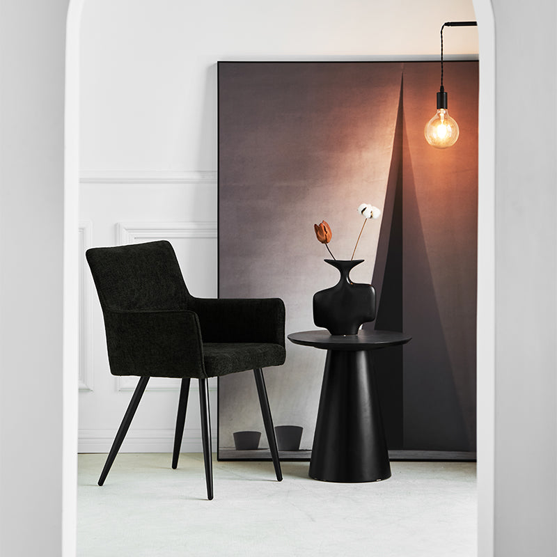 Composizione con 4 sedie Kaya attorno a tavolo in legno chiaro, arredamento stile nordico