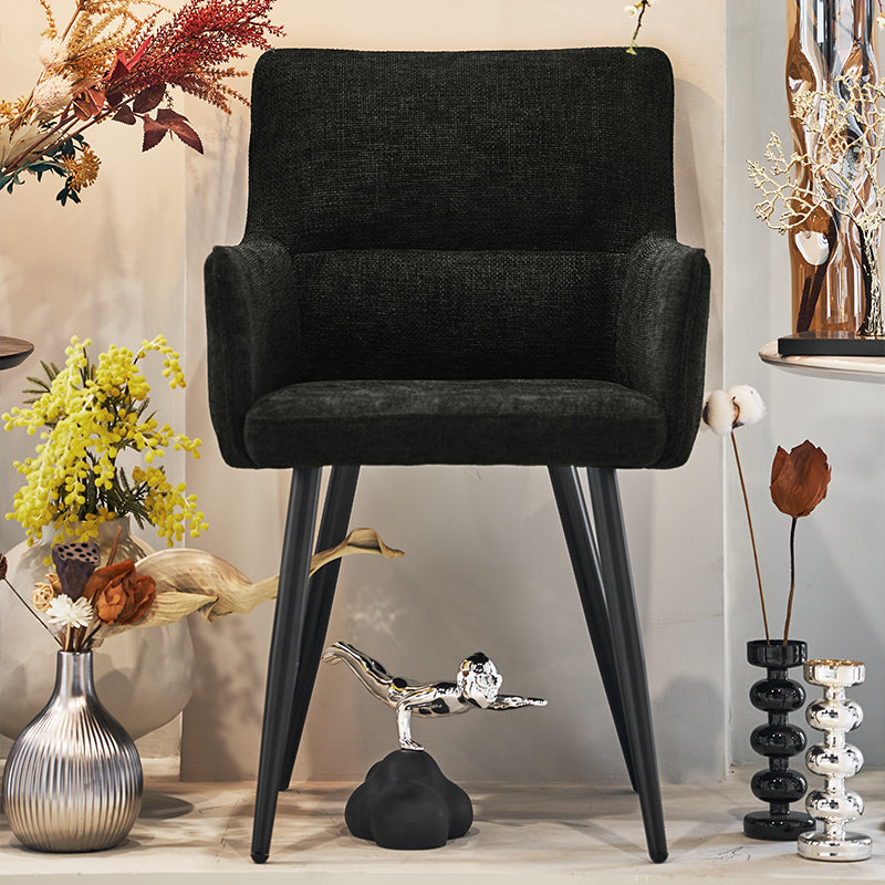 Composizione con 4 sedie Kaya attorno a tavolo in legno chiaro, arredamento stile nordico