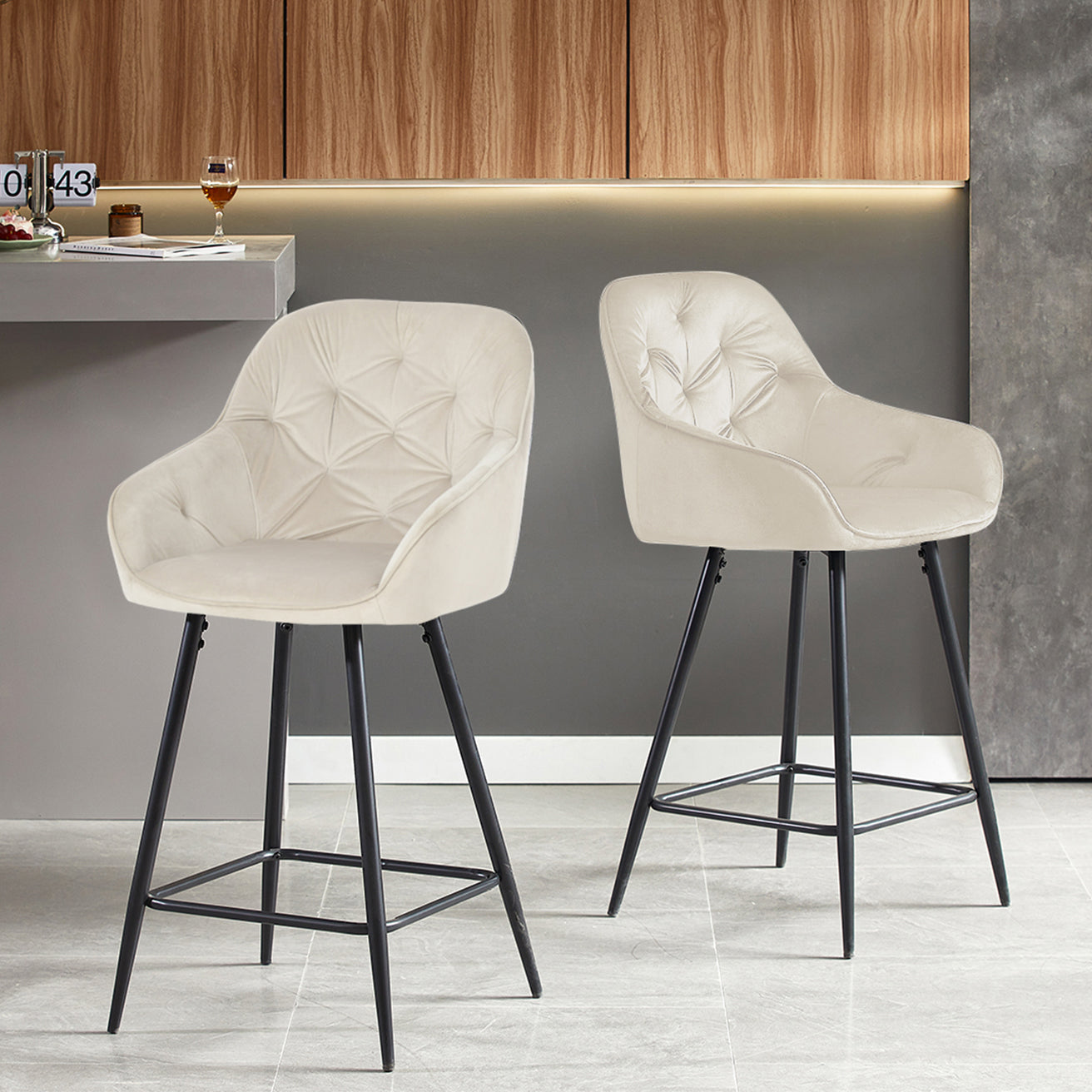 Coppia di sgabelli da bar alti Keaton in tessuto grigio con struttura in acciaio nero, perfetti per isole cucina moderne