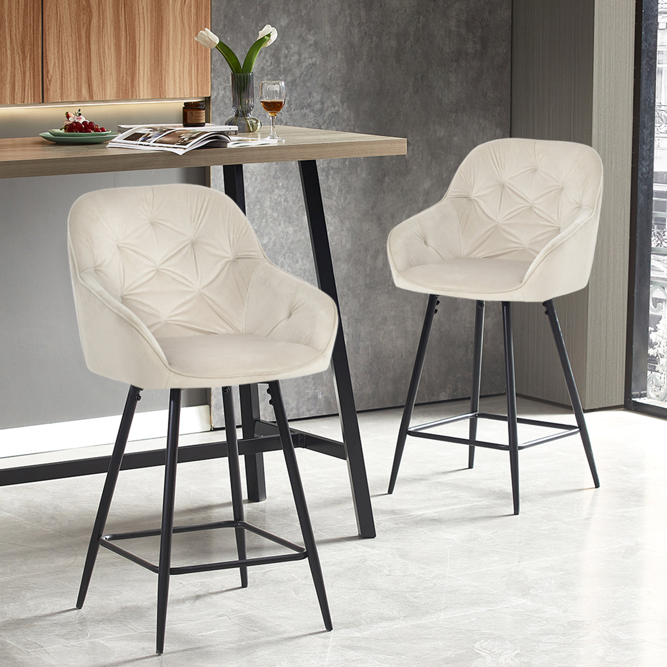 Coppia di sgabelli da bar alti Keaton in tessuto grigio con struttura in acciaio nero, perfetti per isole cucina moderne
