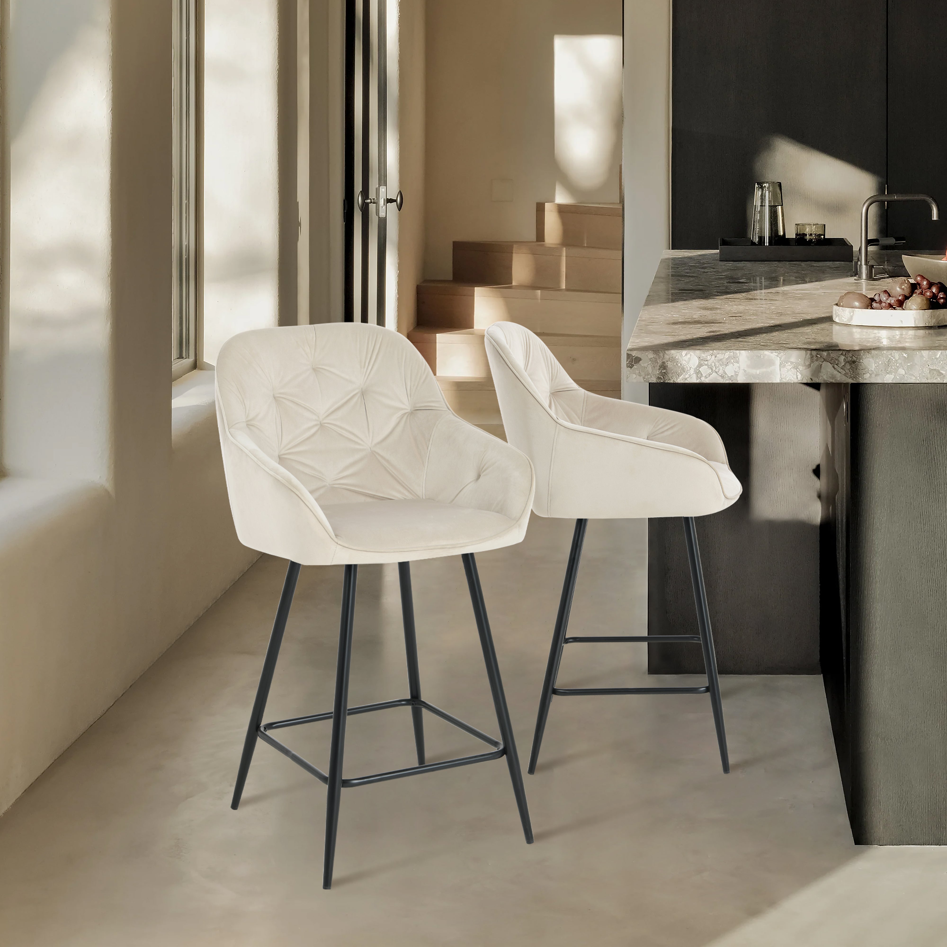 Coppia di sgabelli da bar alti Keaton in tessuto grigio con struttura in acciaio nero, perfetti per isole cucina moderne