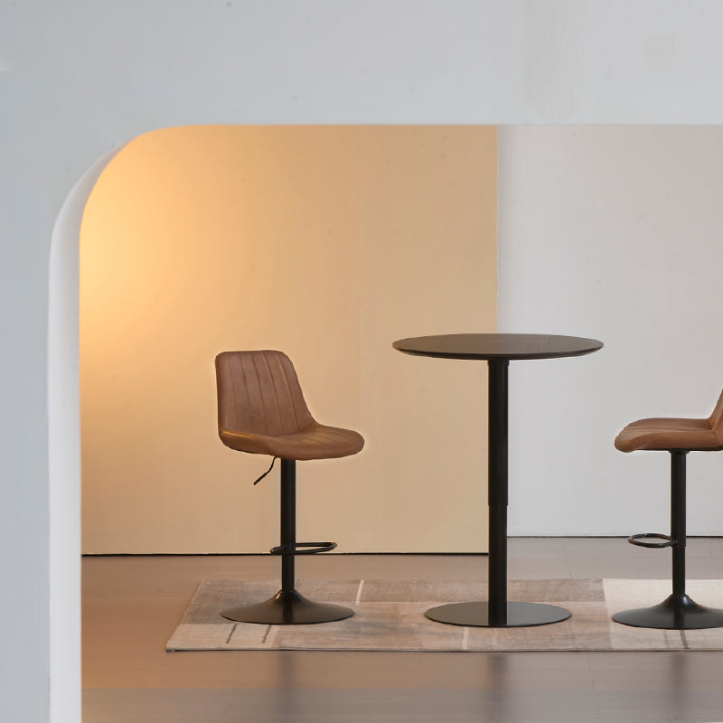 Base in metallo resistente con poggiapiedi integrato per comfort e stabilità ottimali