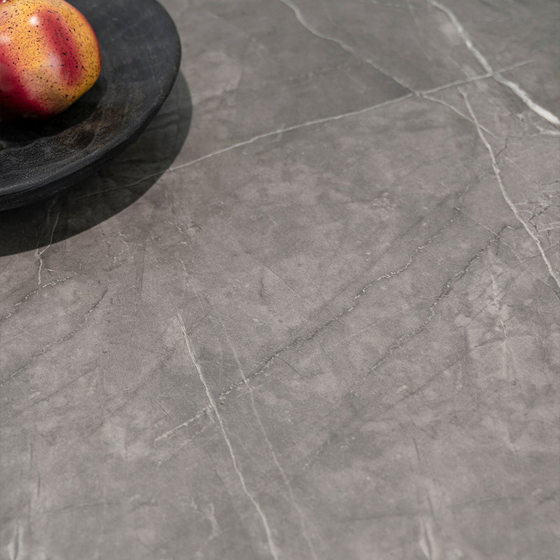 Confezione del tavolo Laila con tutte le componenti e manuale di montaggio incluso