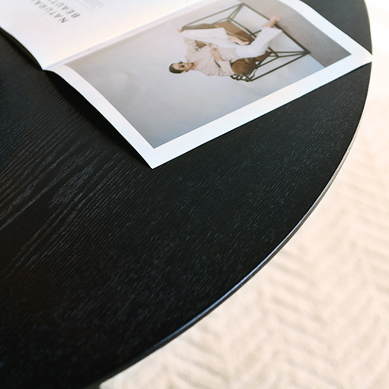 Tavolo da pranzo rotondo Gemma UDT24012 in nero con piano MDF resistente e base in impiallacciato legno, perfetto per sale da pranzo moderne.