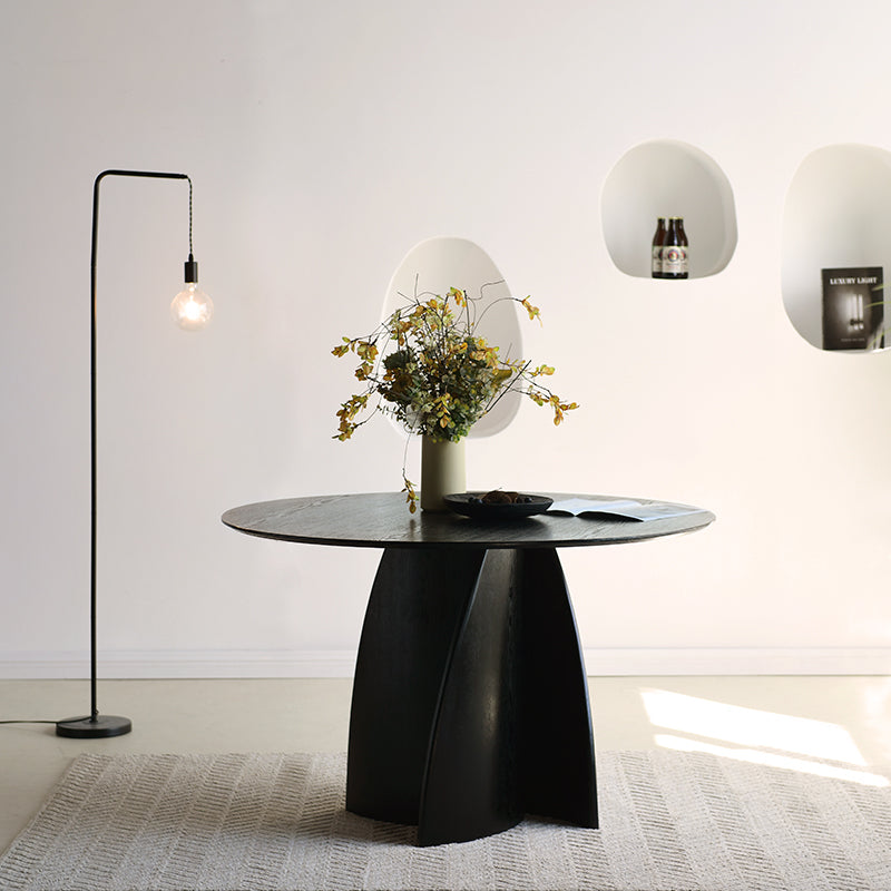 Tavolo da pranzo rotondo Gemma UDT24012 in nero con piano MDF resistente e base in impiallacciato legno, perfetto per sale da pranzo moderne.