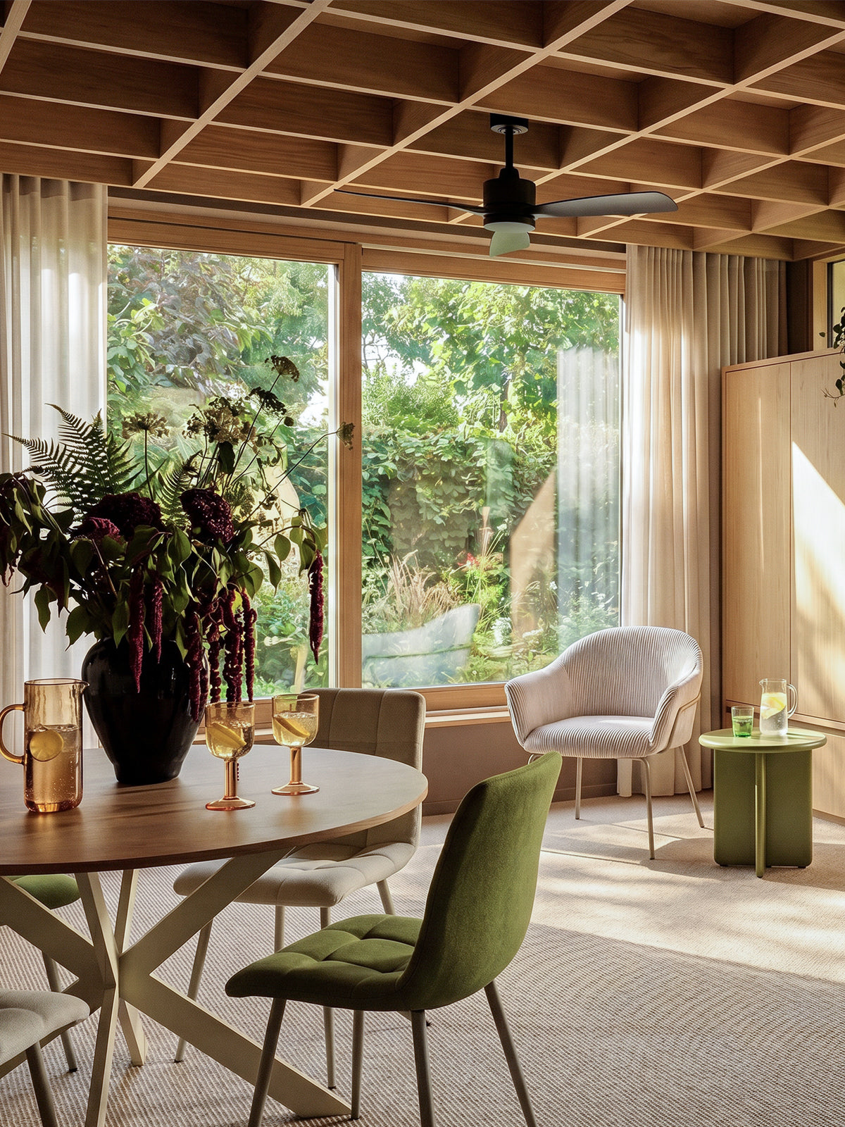 Come arredare la casa con la nuova collezione OFCASA per un'estate ariosa: idee per sala da pranzo, soggiorno e aree esterne coperte
