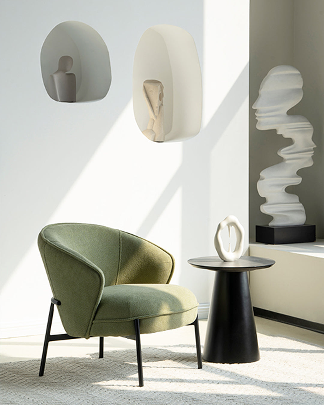Abbracciare le Curve: Come Arredare la Tua Casa con le Poltrone Curve OFCASA