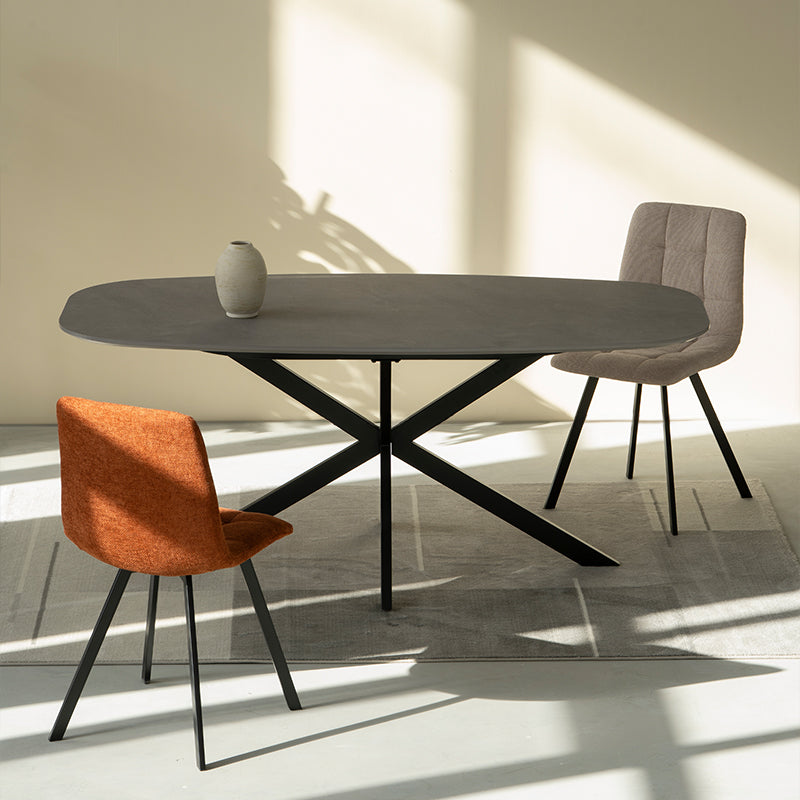 Sedia da pranzo Aoife imbottita in lino beige con struttura in metallo nero opaco - Eleganza e comfort per la tua tavola