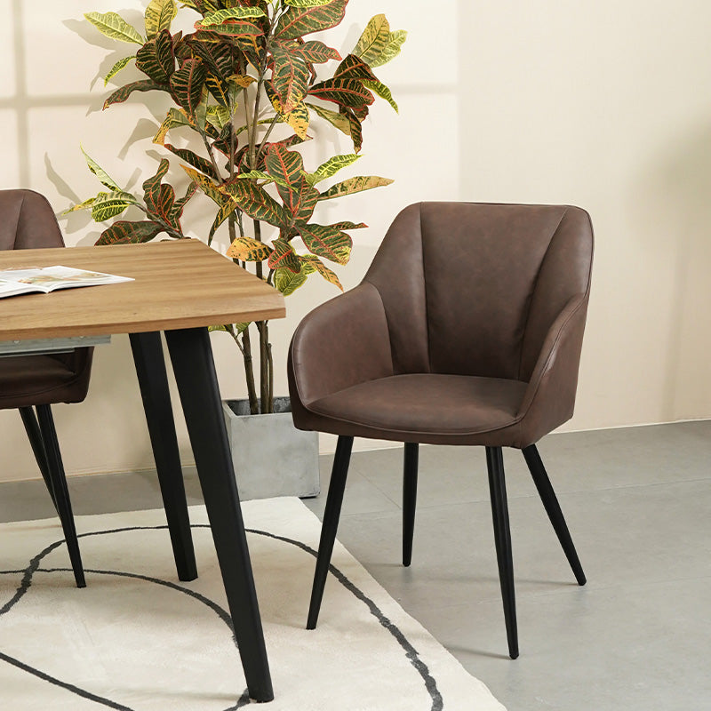 Quattro sedie da pranzo Sienna grigie con rivestimento in tessuto e gambe in metallo nero, posizionate intorno a un tavolo in legno，Sedia Sienna in primo piano che mostra lo schienale ergonomico e l'imbottitura premium, perfetta per pranzi prolungati