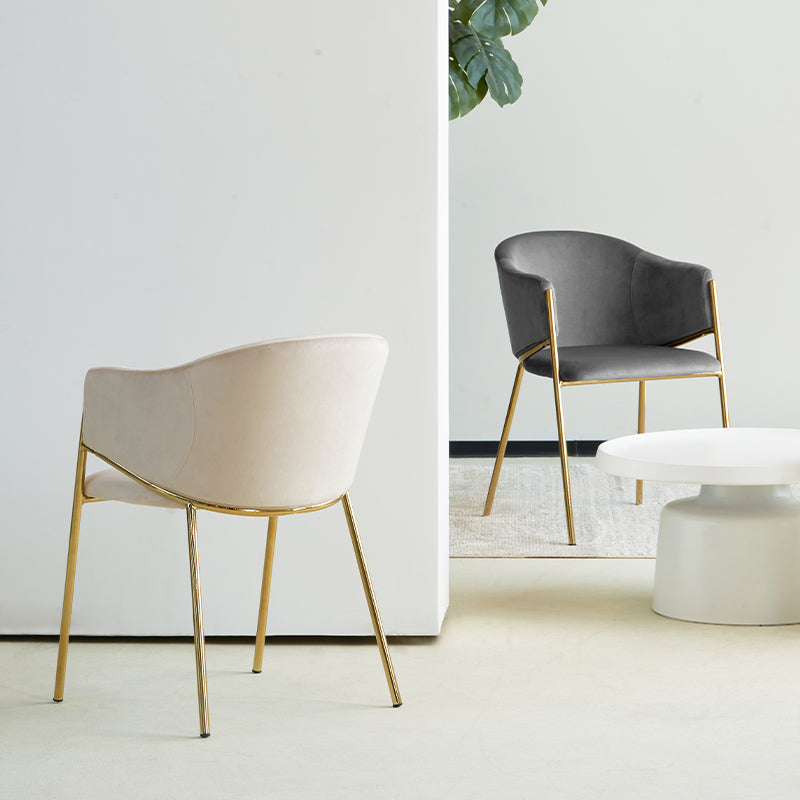 Sedia da pranzo Dalila con braccioli in velluto beige e struttura dorata, design moderno e raffinato