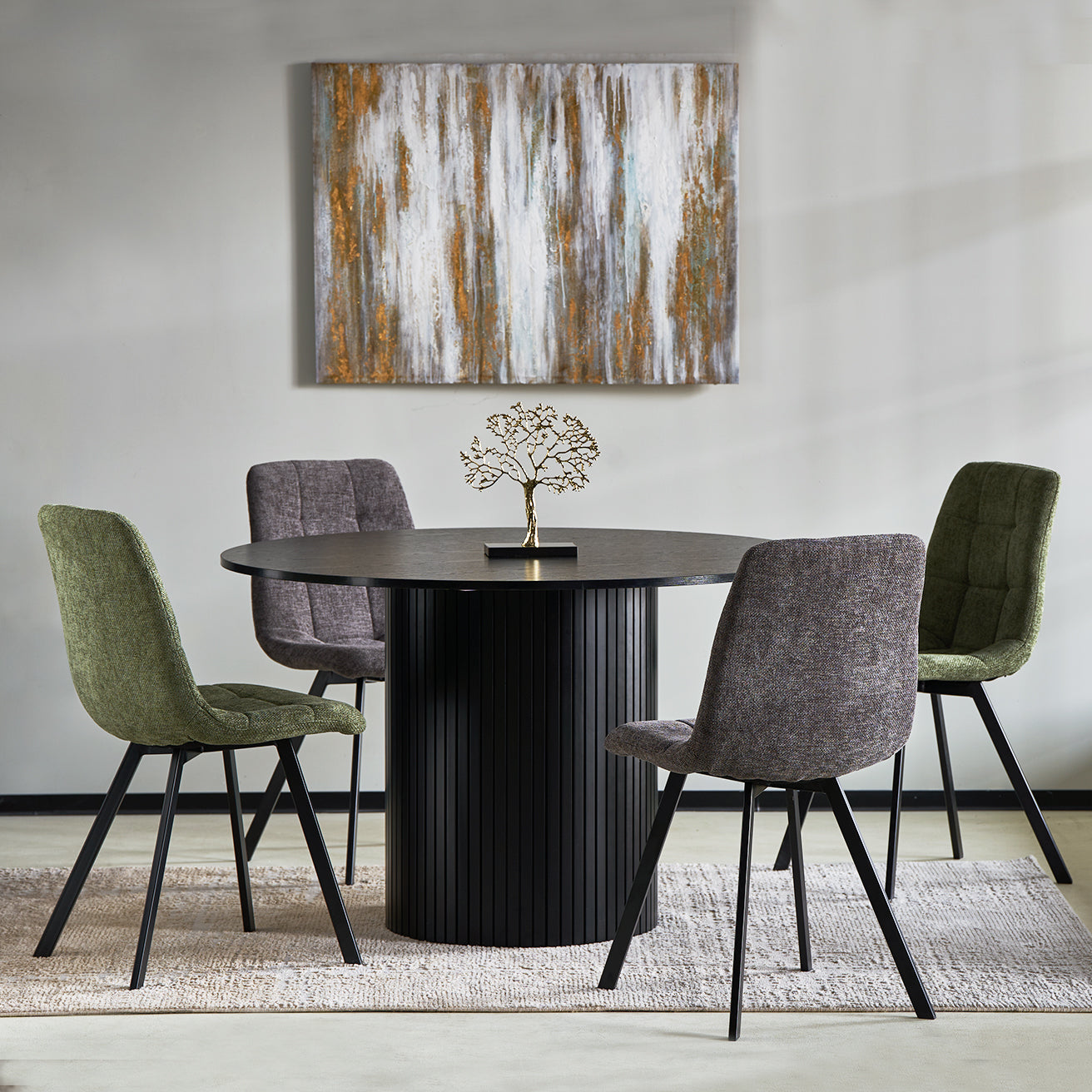 Sedia da pranzo Aoife imbottita in lino beige con struttura in metallo nero opaco - Eleganza e comfort per la tua tavola