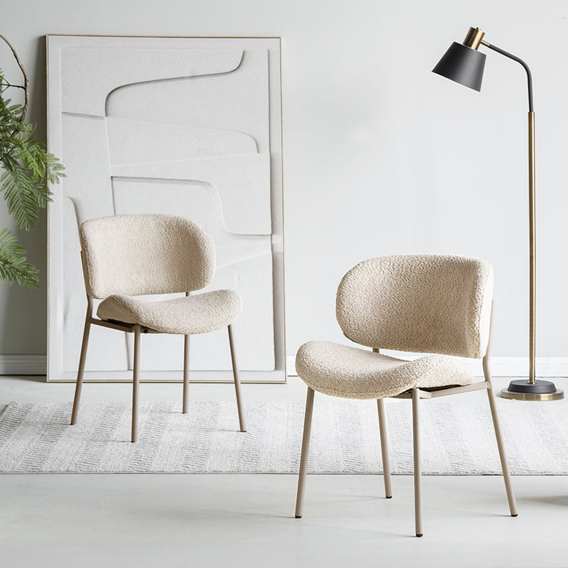 Sedia da pranzo Hadley UDC23105 in tessuto bouclé beige, con schienale alto e imbottito per massimo comfort. Gambe in metallo sottile e design elegante per ambienti moderni.