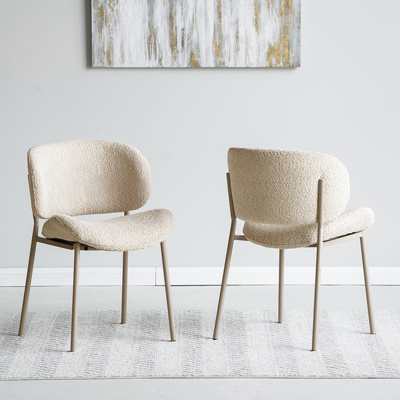 Sedia da pranzo Hadley UDC23105 in tessuto bouclé beige, con schienale alto e imbottito per massimo comfort. Gambe in metallo sottile e design elegante per ambienti moderni.