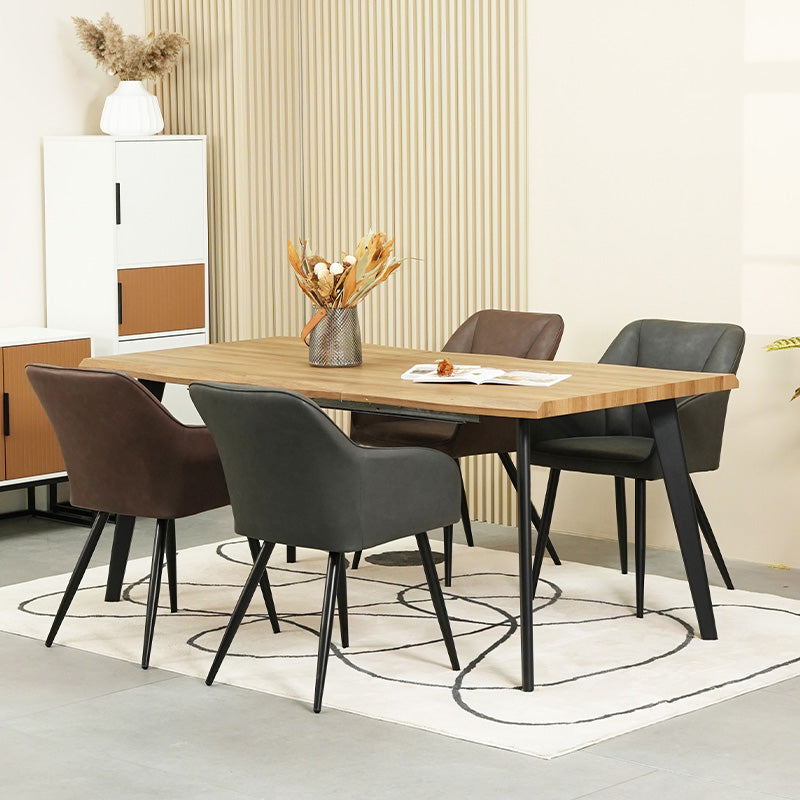Quattro sedie da pranzo Sienna grigie con rivestimento in tessuto e gambe in metallo nero, posizionate intorno a un tavolo in legno，Sedia Sienna in primo piano che mostra lo schienale ergonomico e l'imbottitura premium, perfetta per pranzi prolungati