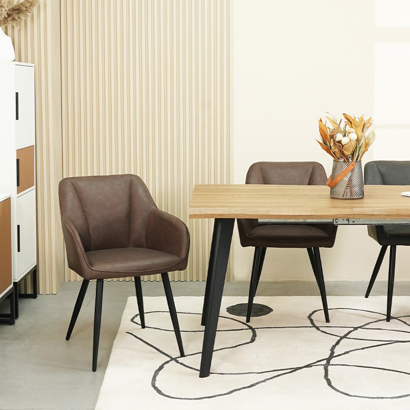 Quattro sedie da pranzo Sienna grigie con rivestimento in tessuto e gambe in metallo nero, posizionate intorno a un tavolo in legno，Sedia Sienna in primo piano che mostra lo schienale ergonomico e l'imbottitura premium, perfetta per pranzi prolungati