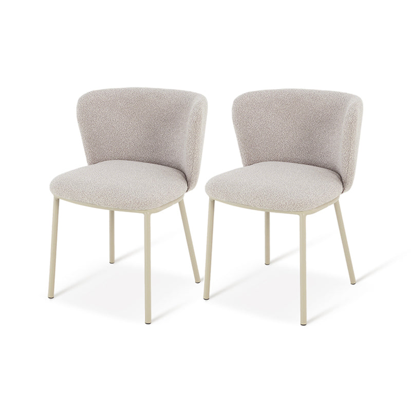 Sedia da pranzo Karin in tessuto bouclé beige con schienale alto e gambe in metallo nero. Perfetta per sale da pranzo o home office. OFCASA.