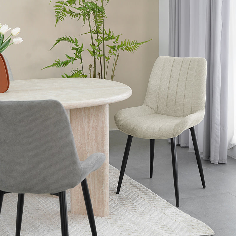 Sedia da pranzo moderna Jarvis in tessuto lino beige con gambe metalliche nere e cuciture decorative