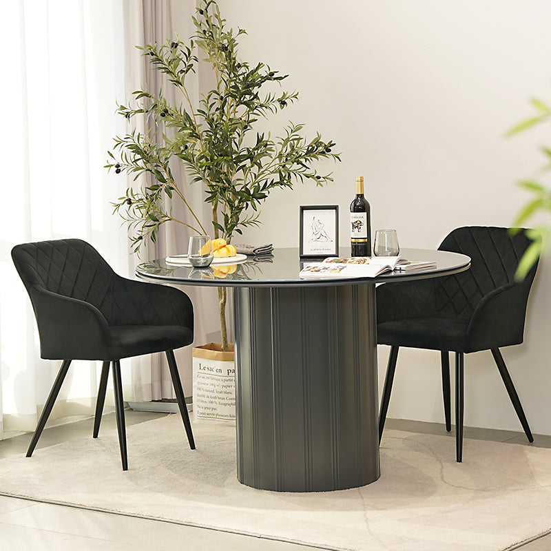 Set di 2 sedie con braccioli Frazer in velluto grigio chiaro, gambe in metallo dorato lucido. Ideali per sale da pranzo moderne o salotti eleganti. Seduta imbottita e struttura resistente.