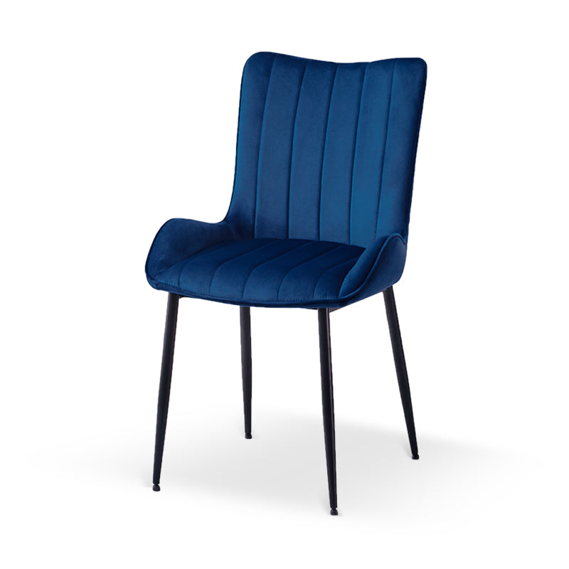 Set da 4 sedie Edith intorno a un tavolo da pranzo in stile scandinavo - perfette per ambienti moderni