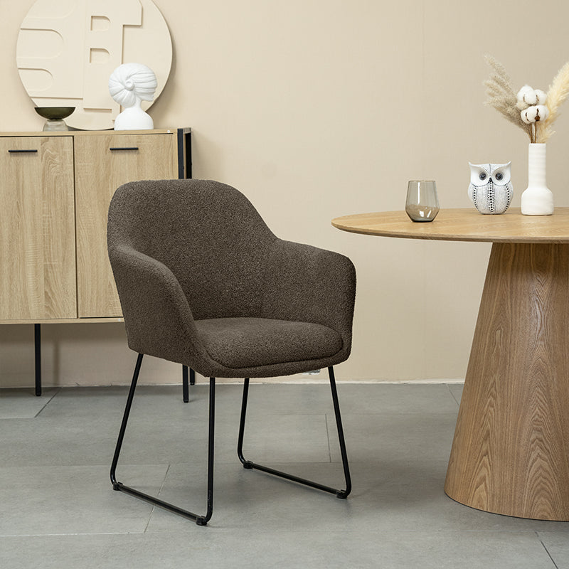 Set di 2 sedie da pranzo Neve UDC22123 in velluto grigio antimacchia con struttura metallica dorata. Altezza seduta 45 cm, peso massimo supportato 120 kg. Ideali per tavoli moderni e salotti eleganti.
