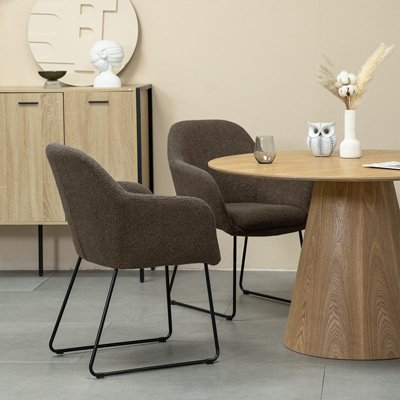 Set di 2 sedie da pranzo Neve UDC22123 in velluto grigio antimacchia con struttura metallica dorata. Altezza seduta 45 cm, peso massimo supportato 120 kg. Ideali per tavoli moderni e salotti eleganti.