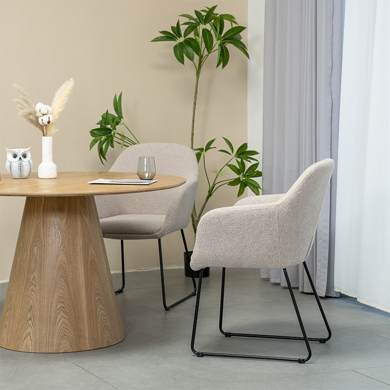 Set di 2 sedie da pranzo Neve UDC22123 in velluto grigio antimacchia con struttura metallica dorata. Altezza seduta 45 cm, peso massimo supportato 120 kg. Ideali per tavoli moderni e salotti eleganti.