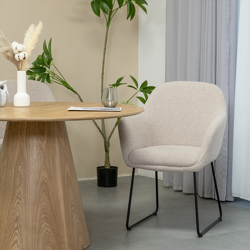 Set di 2 sedie da pranzo Neve UDC22123 in velluto grigio antimacchia con struttura metallica dorata. Altezza seduta 45 cm, peso massimo supportato 120 kg. Ideali per tavoli moderni e salotti eleganti.