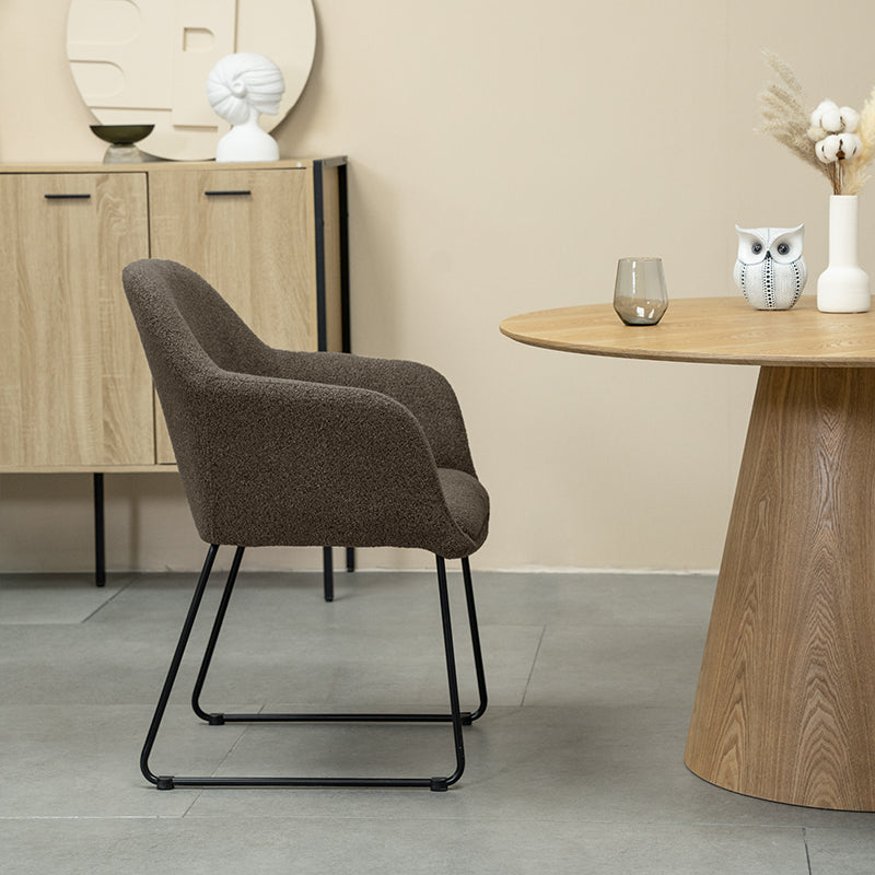 Set di 2 sedie da pranzo Neve UDC22123 in velluto grigio antimacchia con struttura metallica dorata. Altezza seduta 45 cm, peso massimo supportato 120 kg. Ideali per tavoli moderni e salotti eleganti.